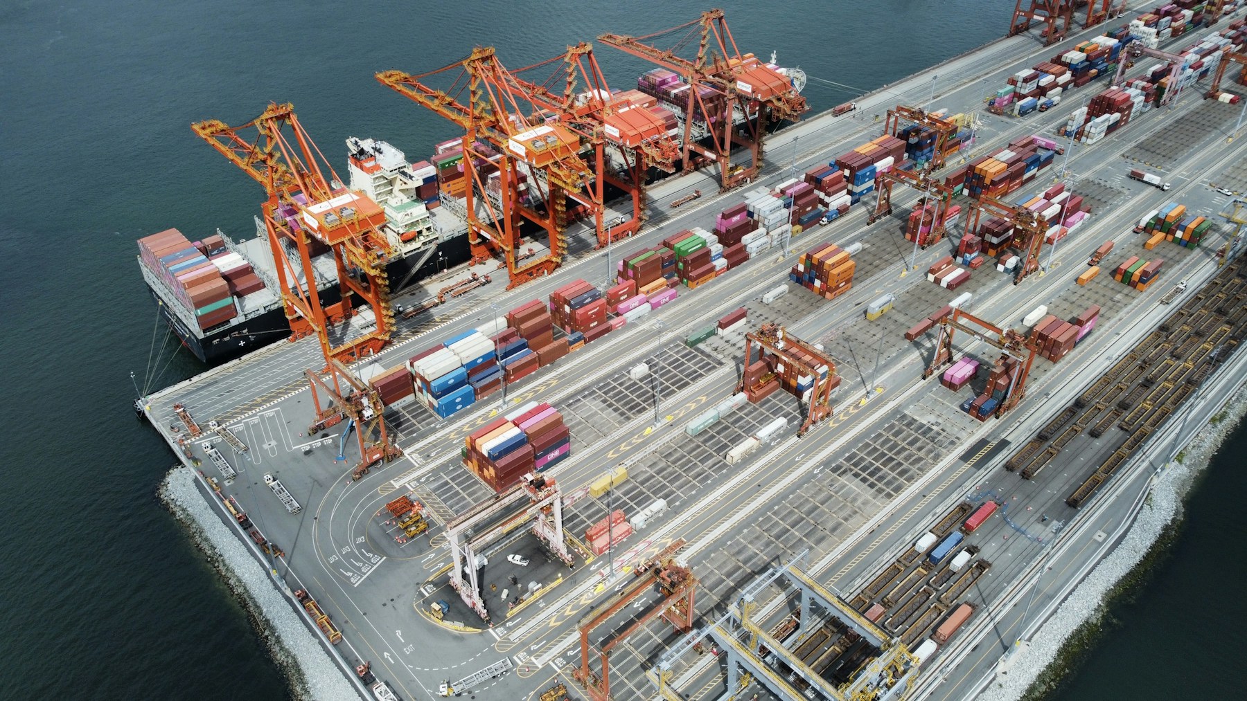 Cargo port supporting international logistics